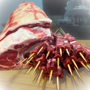 arrosticini su tagliere con carrè di castrato