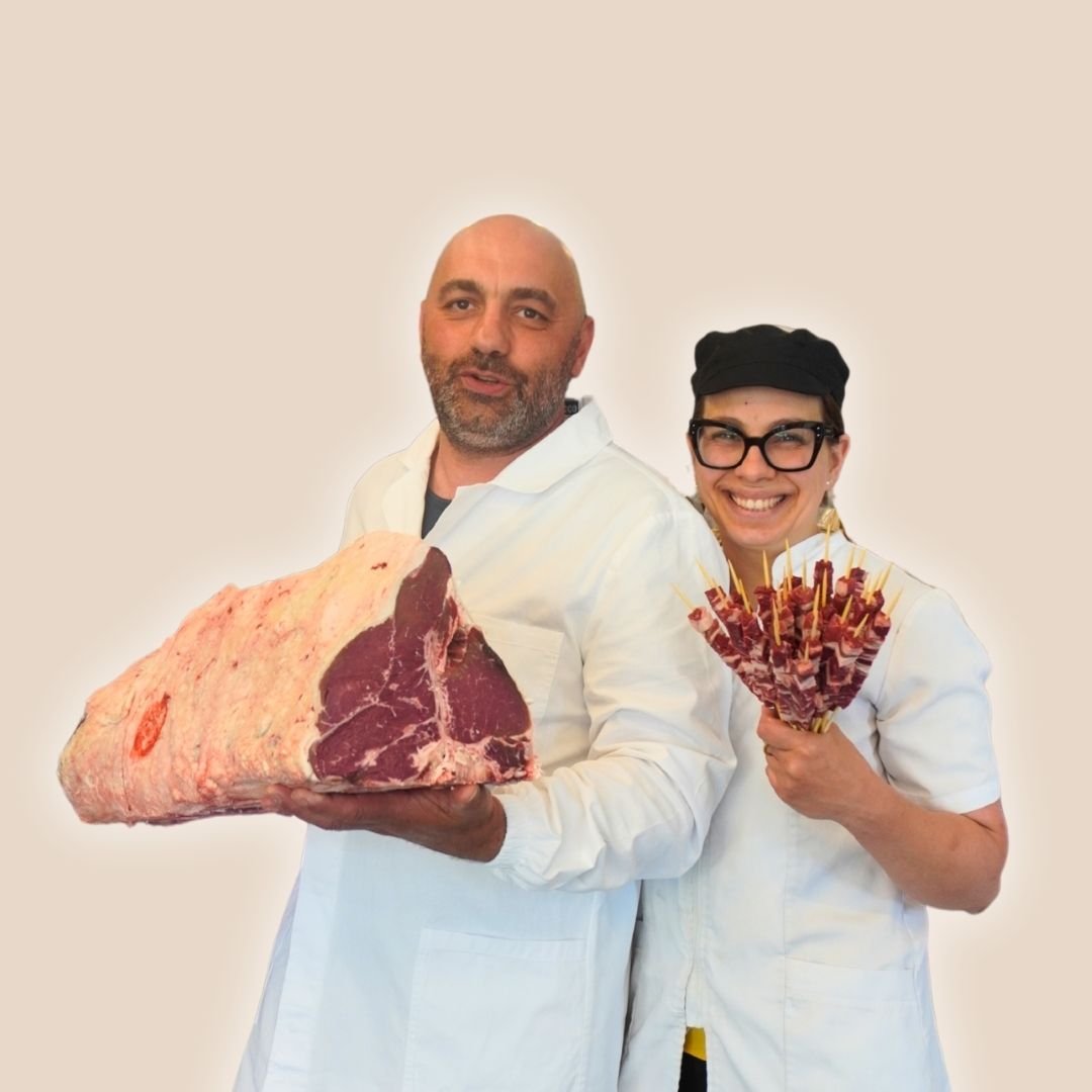 foto di giuseppe e annachiara campitelli titolari di macelleria campitelli con una lombata di manzo nostrano abruzzese e arrosticini fatti a mano con pecore nostrane